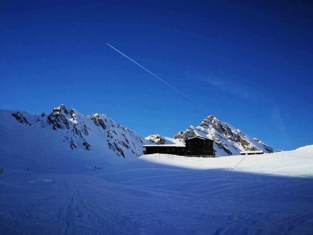 cession hôtel Courchevel transmission patrimoine dirigeant apport-cession holding